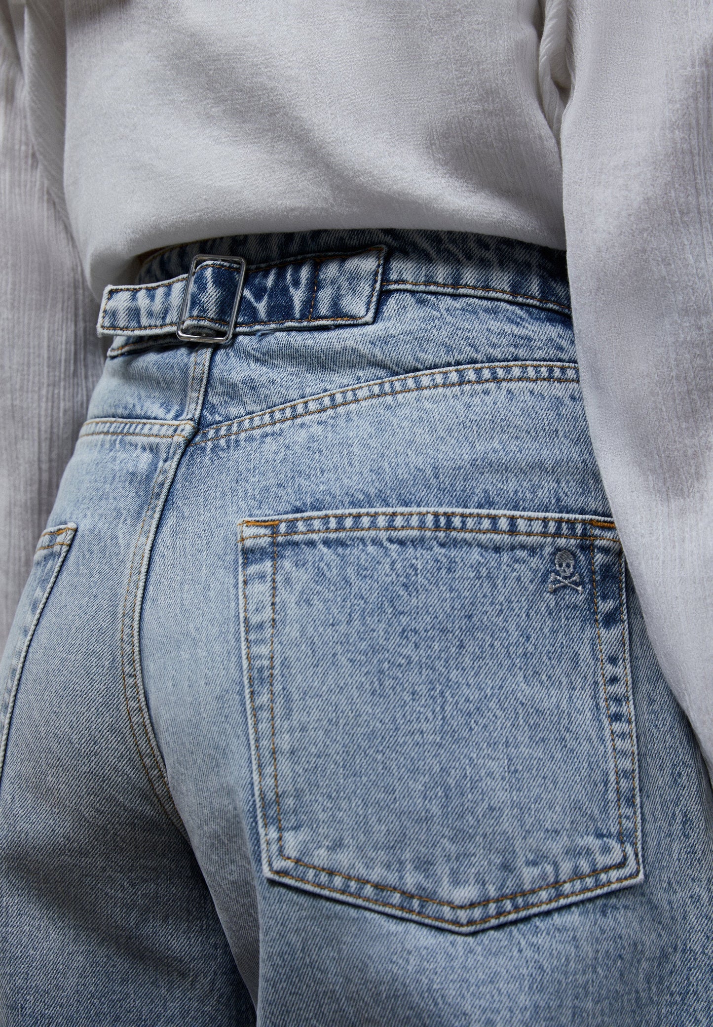 JEANS WIDE LEG DETALLE HEBILLA