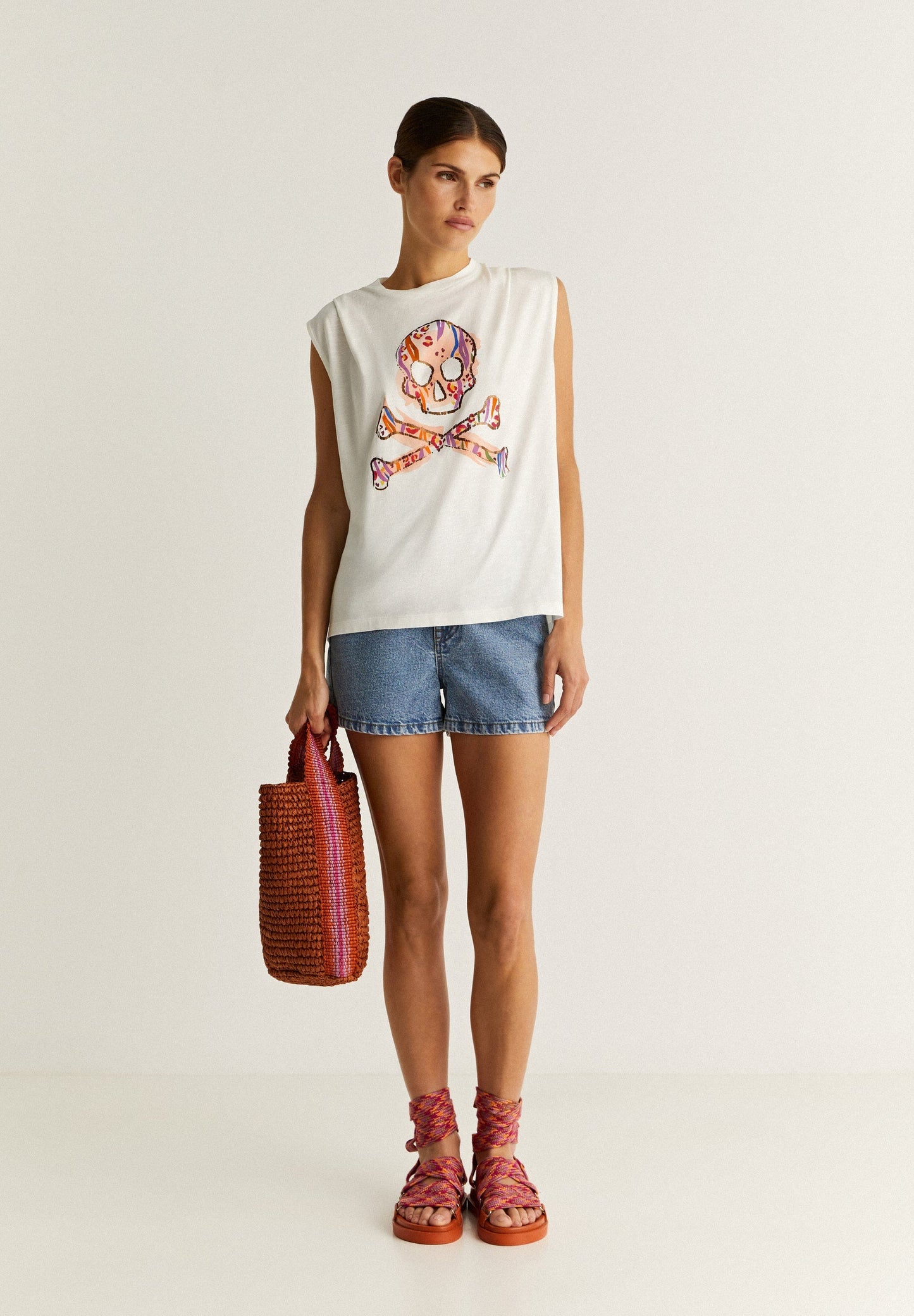 CAMISETA CALAVERA FRONTAL DETALLE HOMBRO