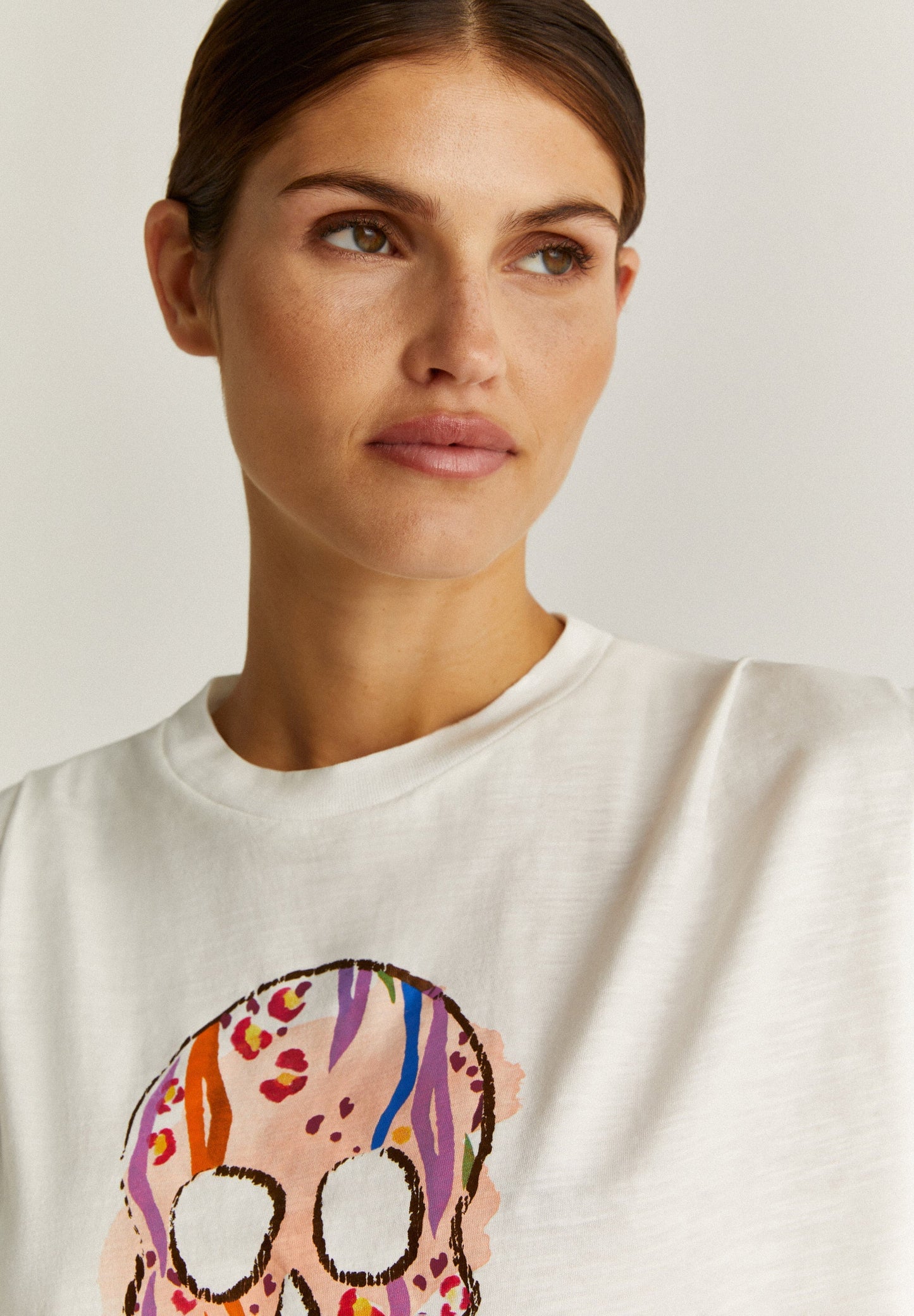 CAMISETA CALAVERA FRONTAL DETALLE HOMBRO