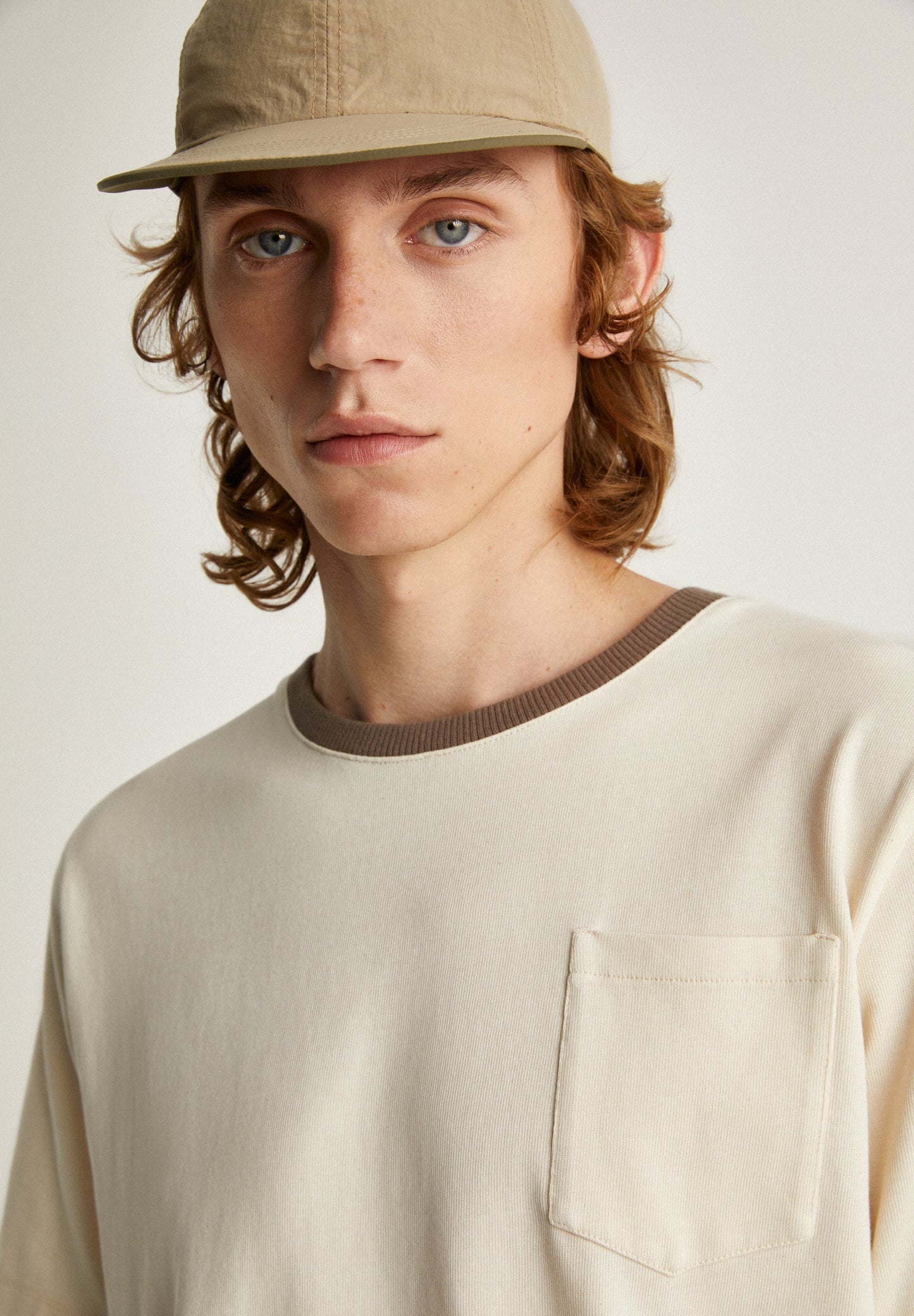 CAMISETA DETALLE CUELLO CONTRASTE