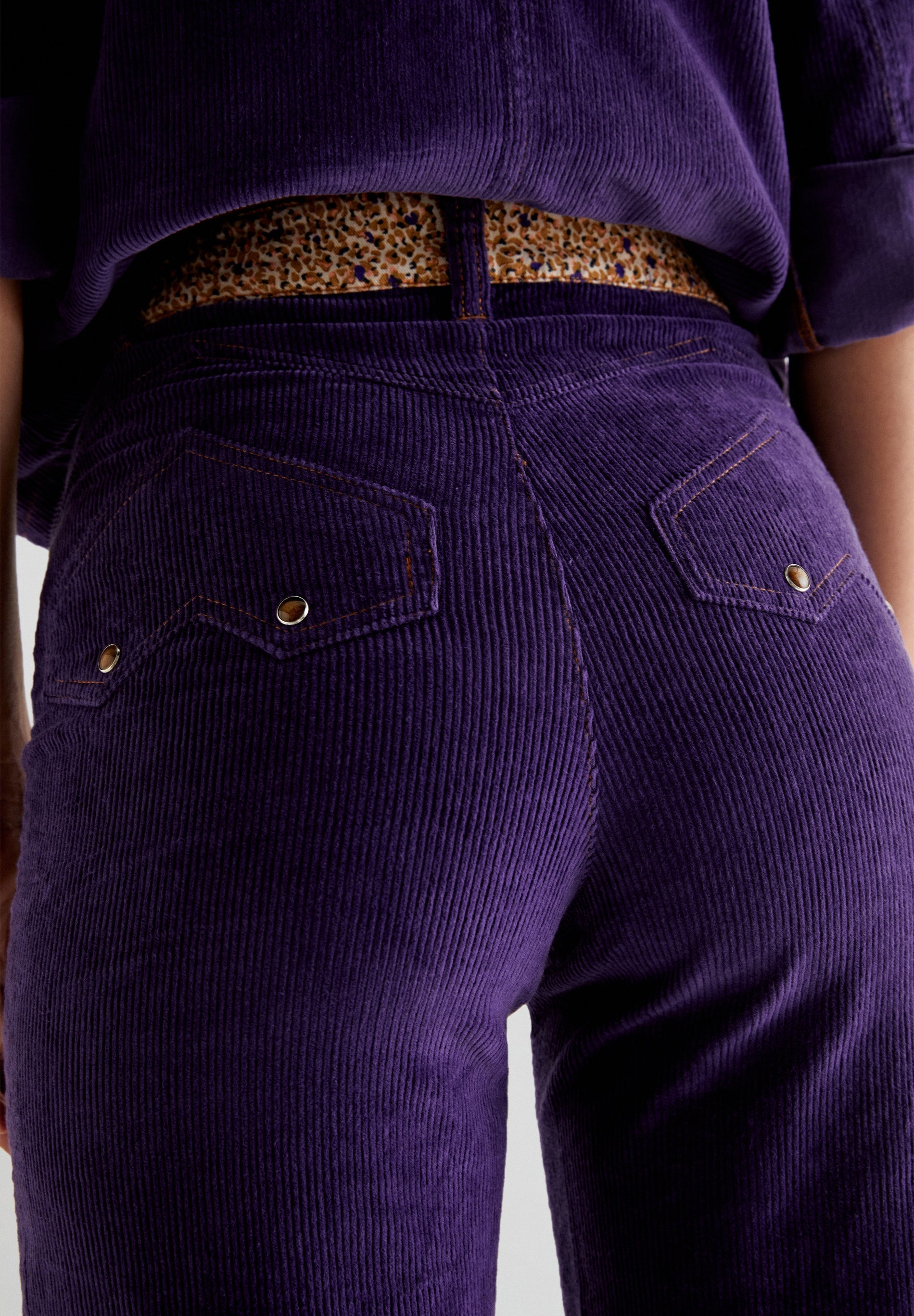 PANTALÓN PANA DETALLE ANIMAL PRINT