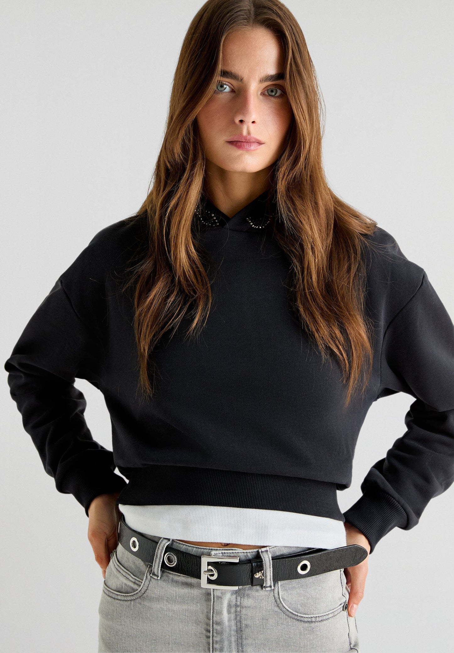 SUDADERA DETALLE TACHAS CAPUCHA