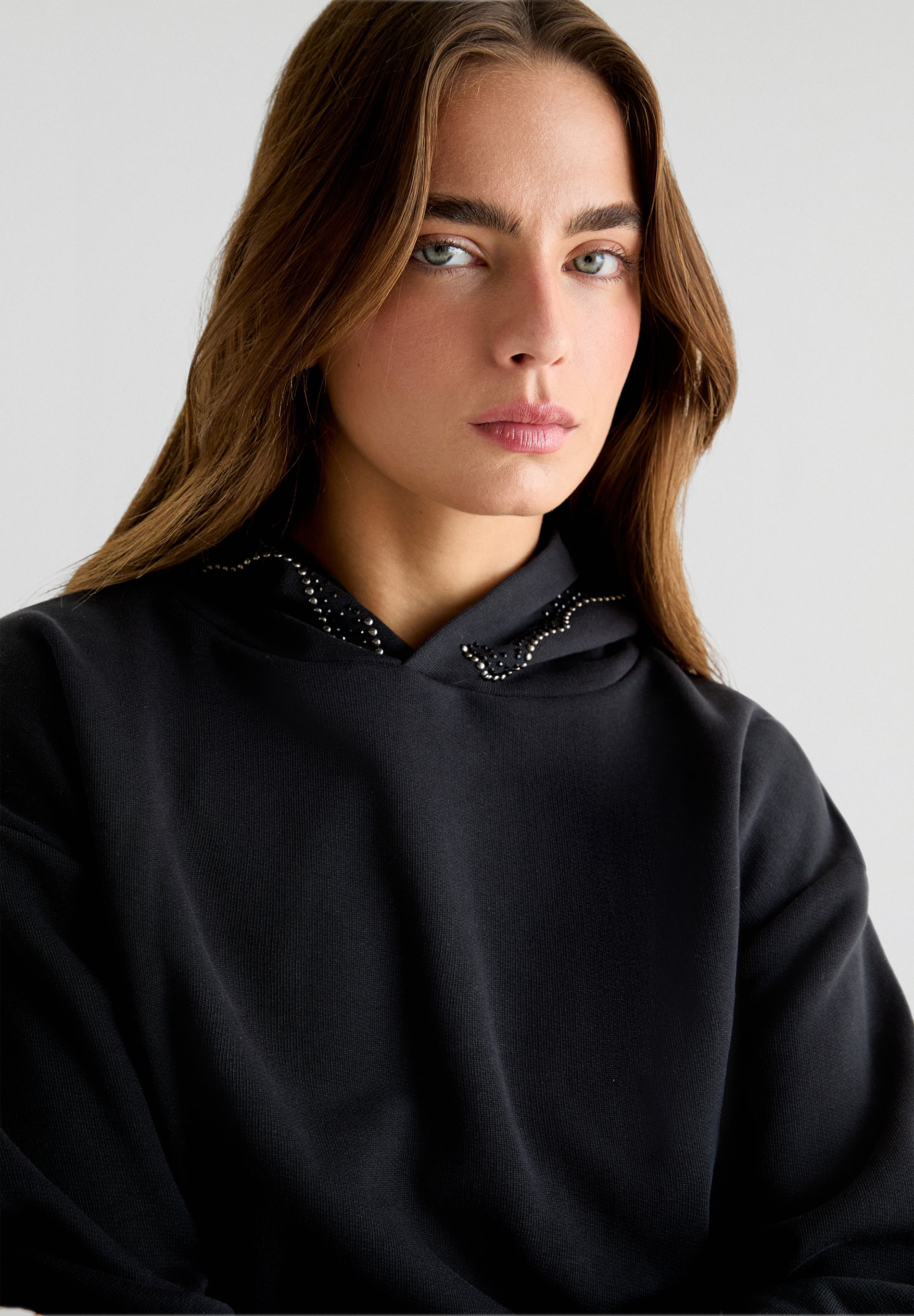 SUDADERA DETALLE TACHAS CAPUCHA