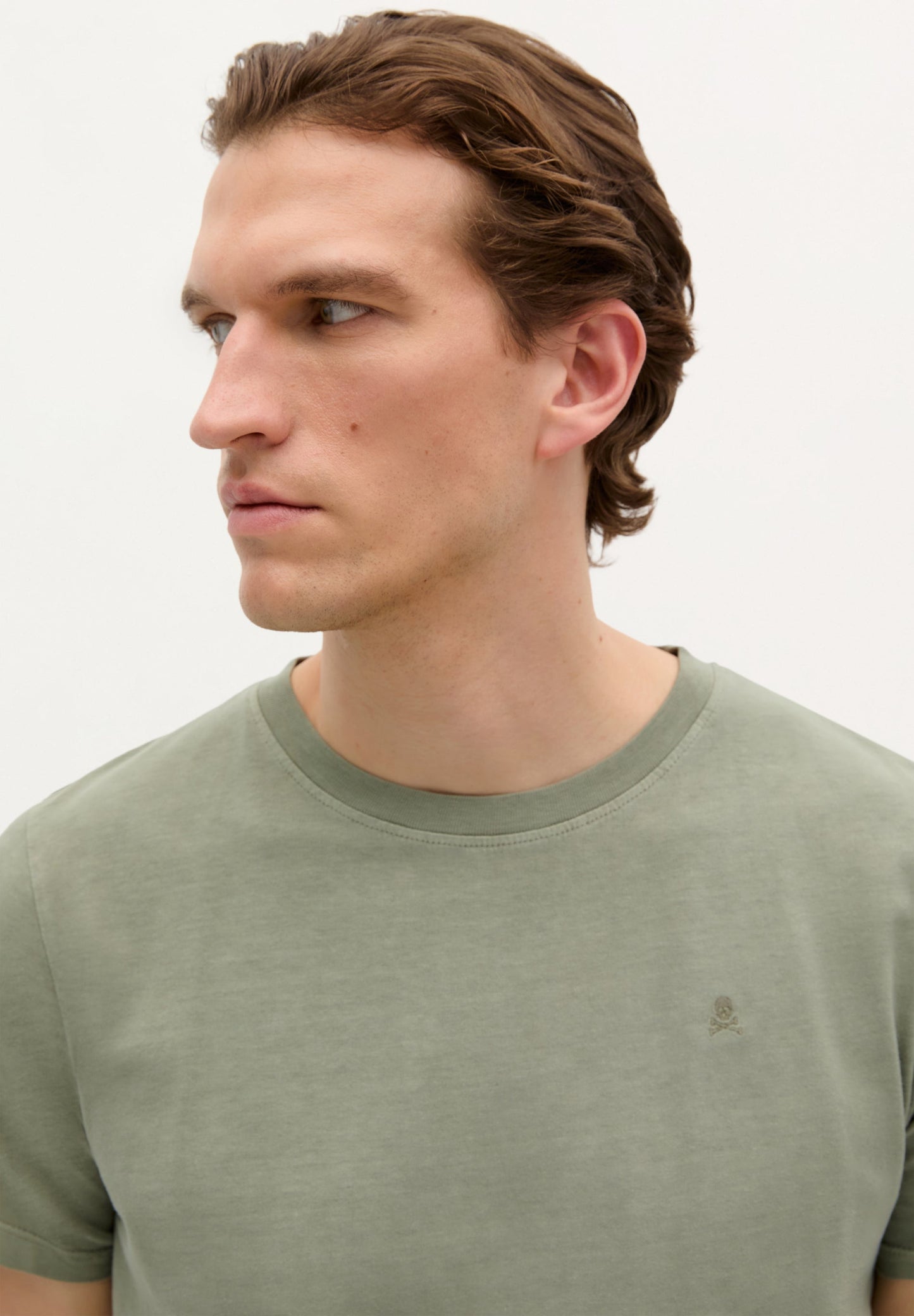 CAMISETA CALAVERA BORDADA TONO