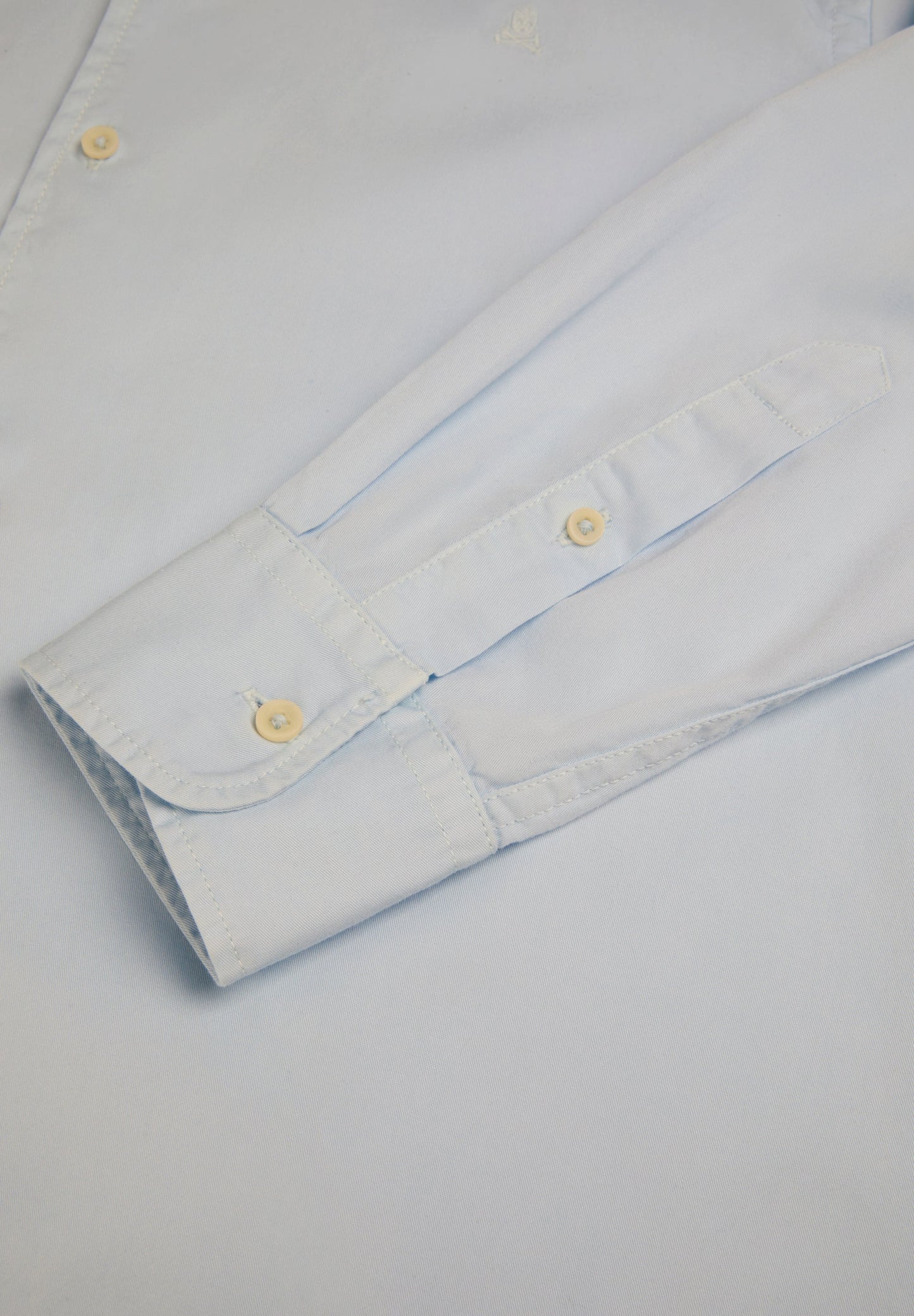 CAMISA CALAVERA BORDADA TONO