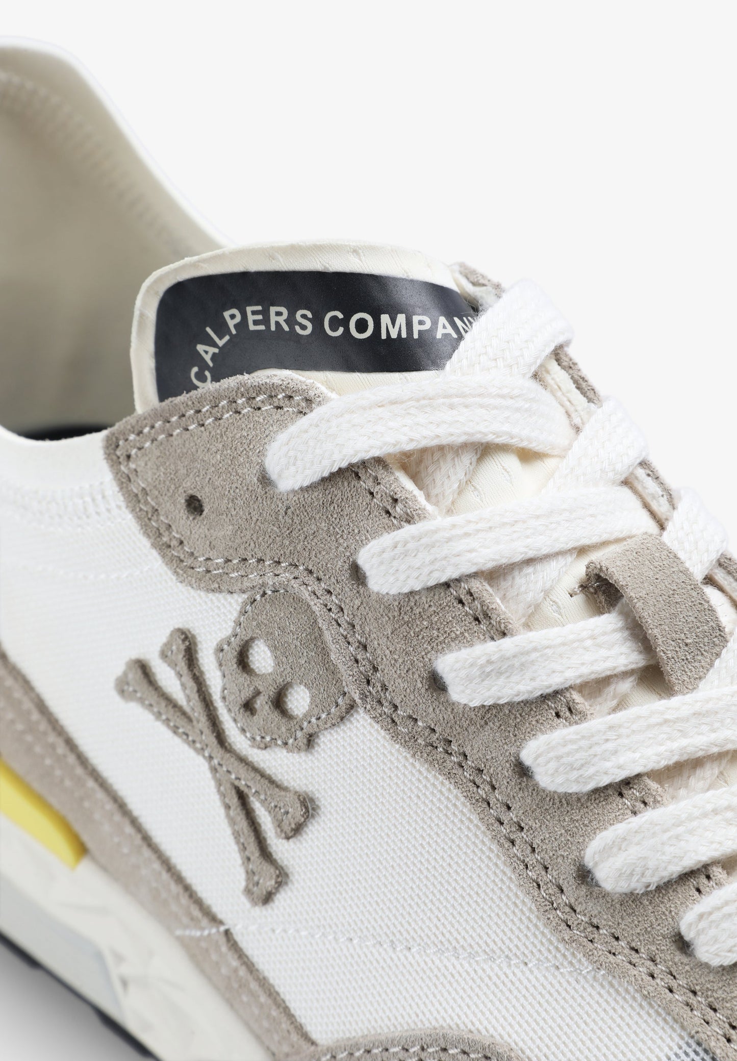 SNEAKERS CALAVERA DETALLE CONTRASTE