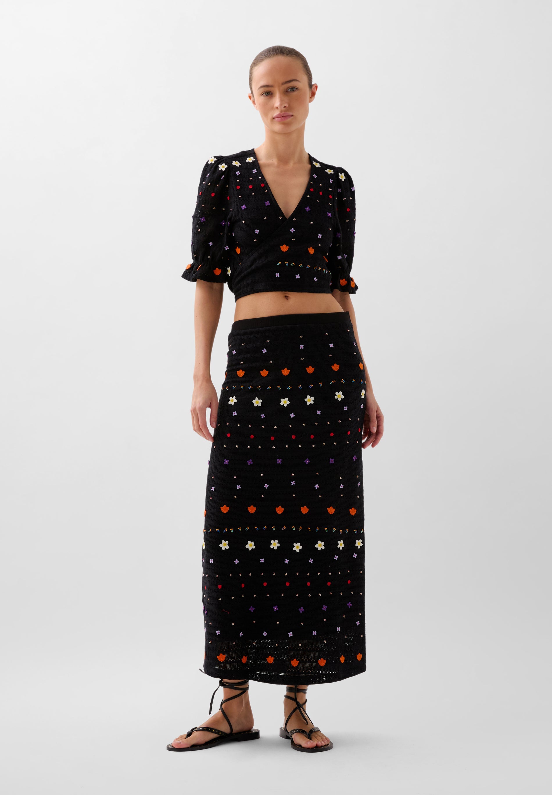 FALDA PUNTO DETALLES BORDADOS