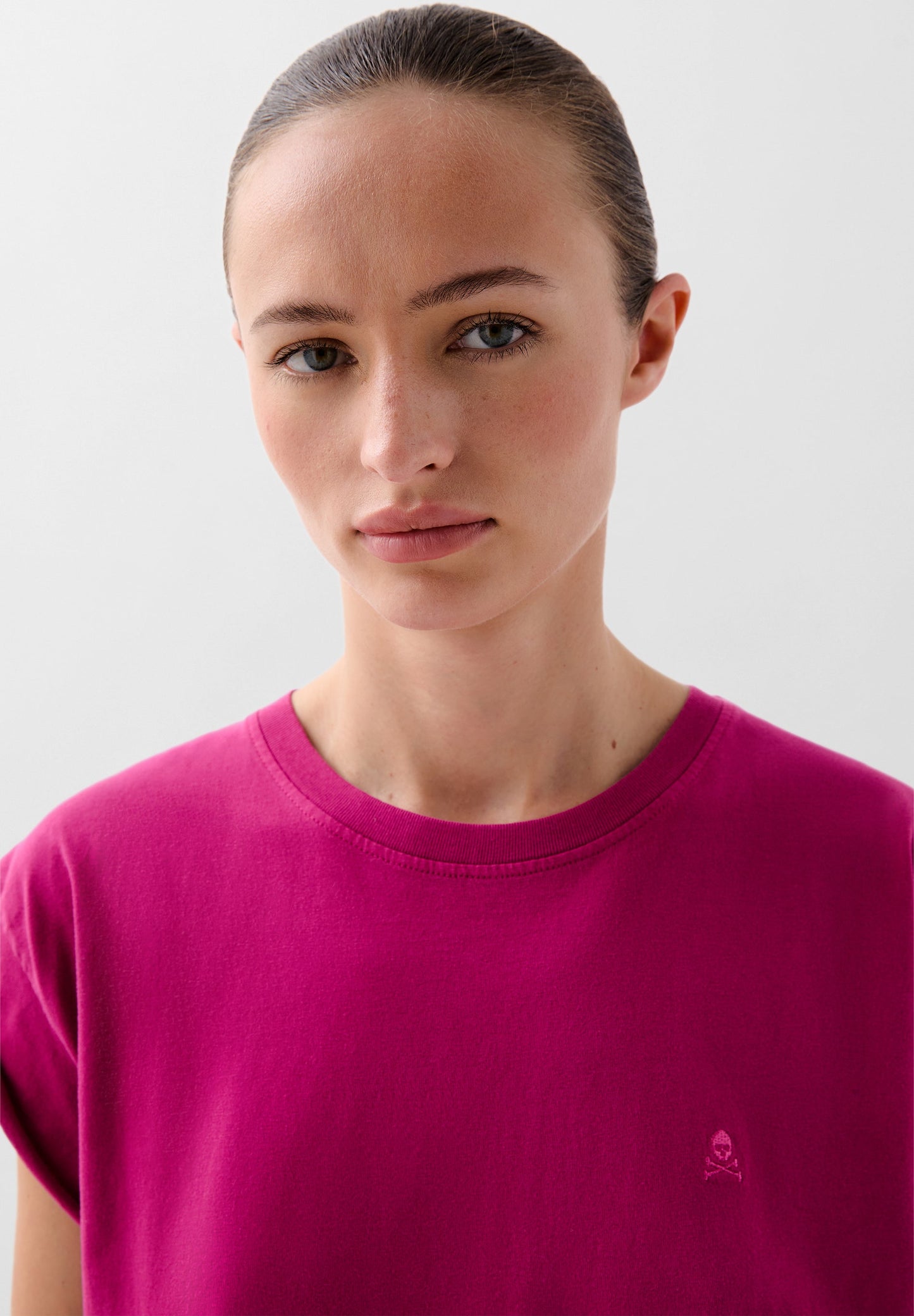 CAMISETA CALAVERA BORDADA TONO