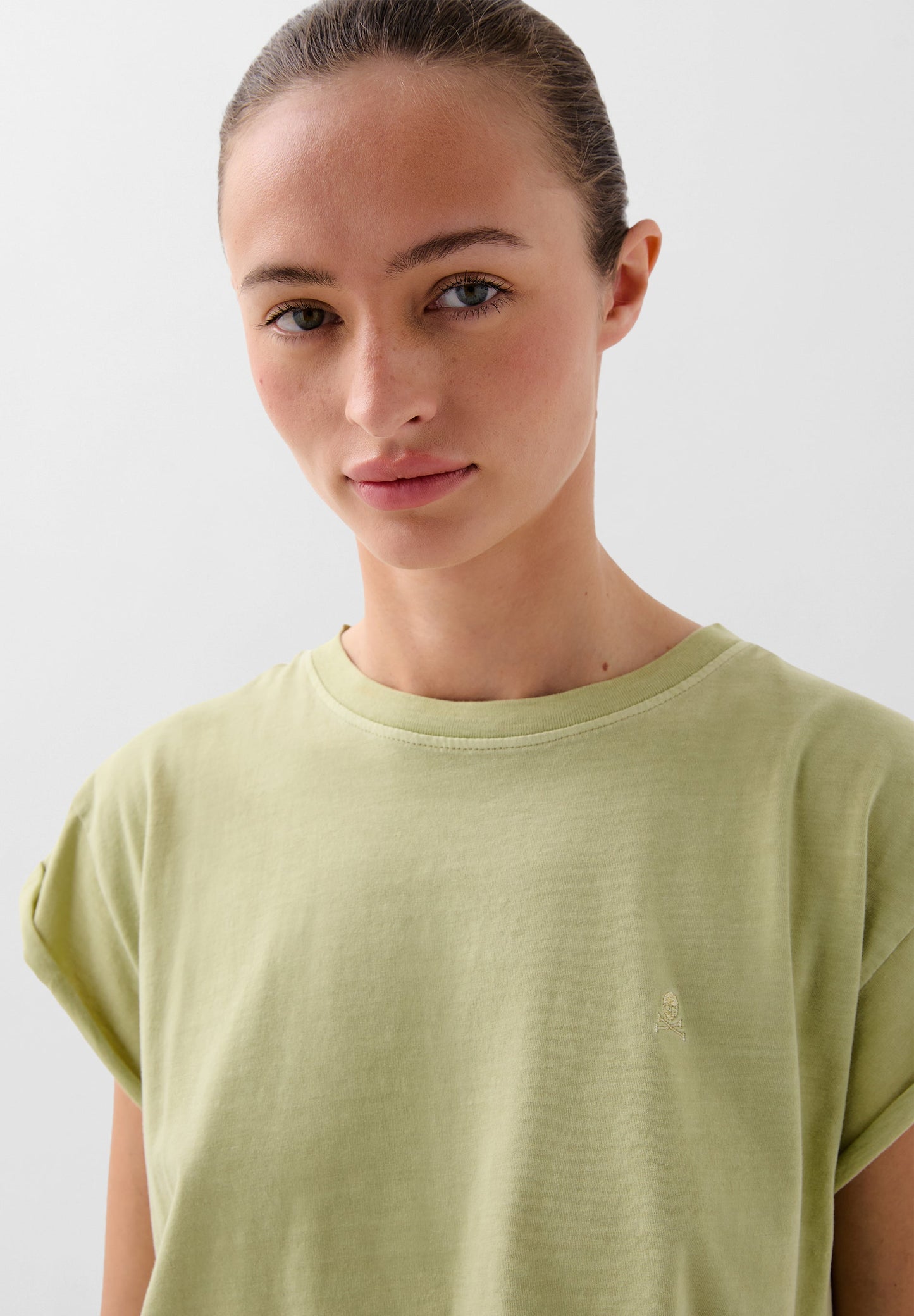 CAMISETA CALAVERA BORDADA TONO