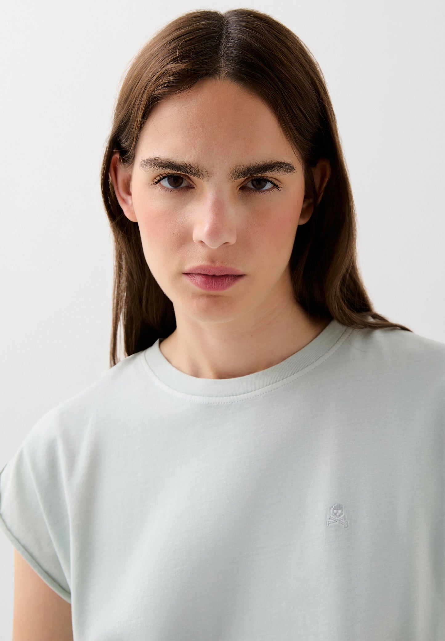 CAMISETA CALAVERA BORDADA TONO