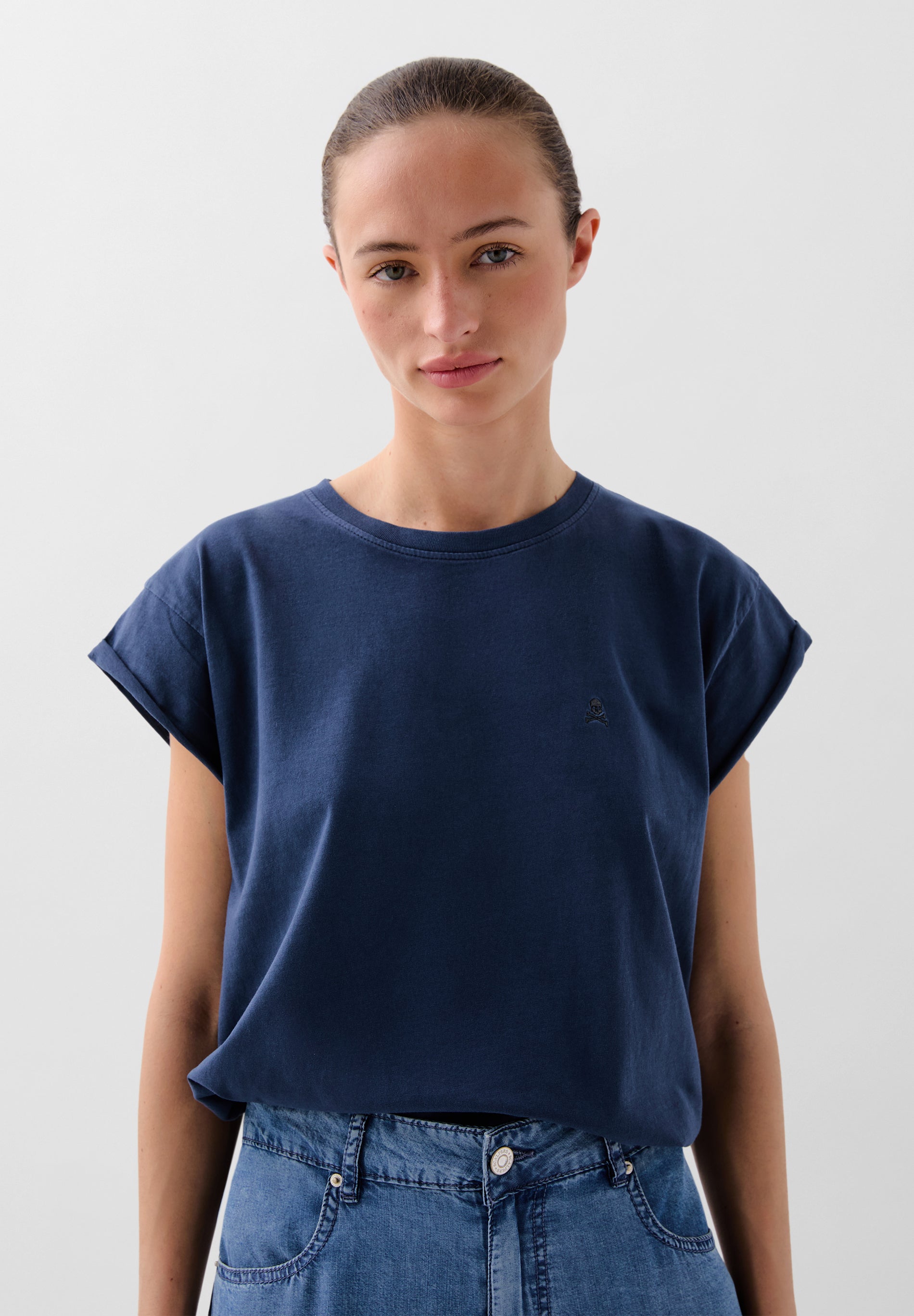 CAMISETA CALAVERA BORDADA TONO