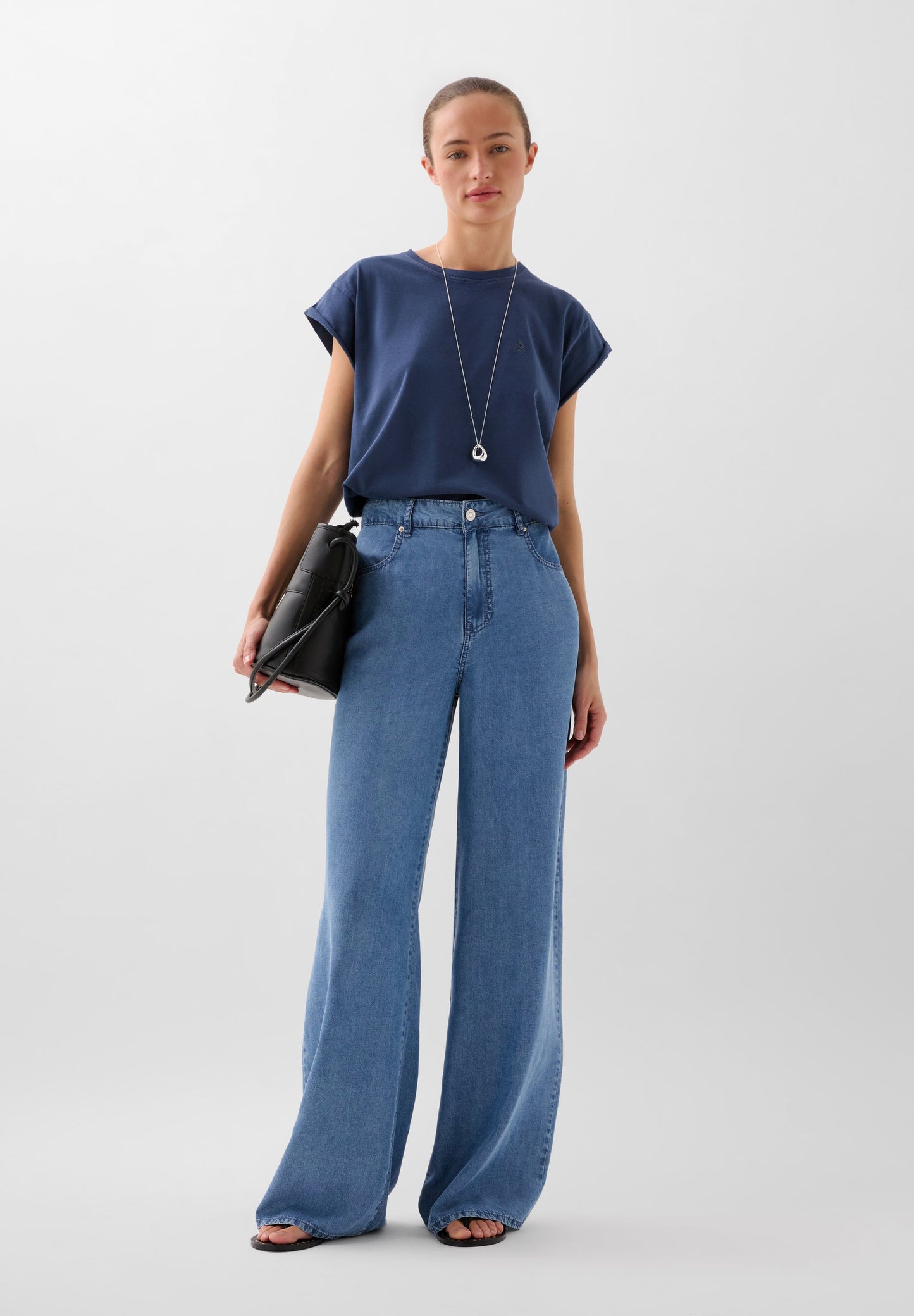 CAMISETA CALAVERA BORDADA TONO