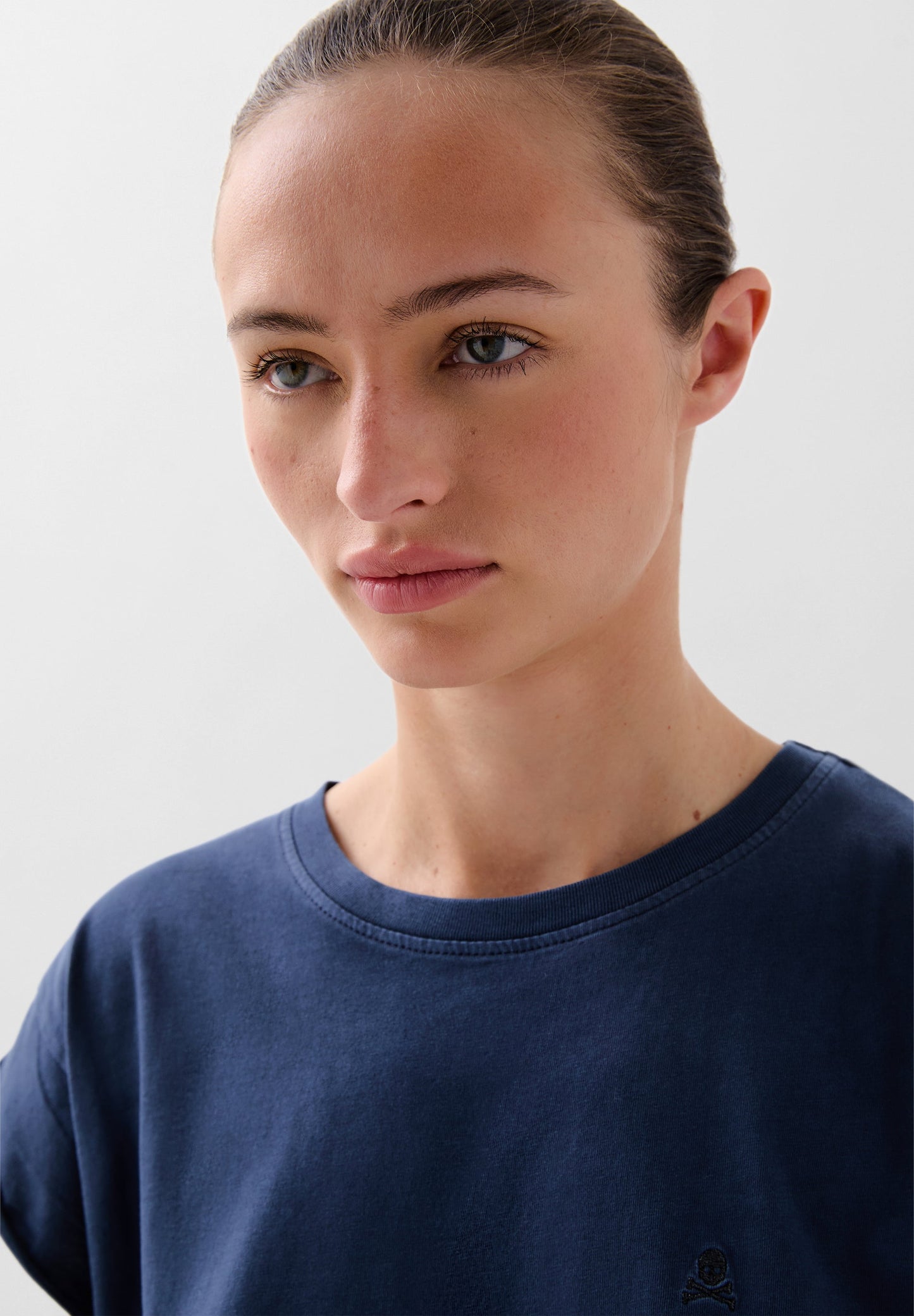 CAMISETA CALAVERA BORDADA TONO