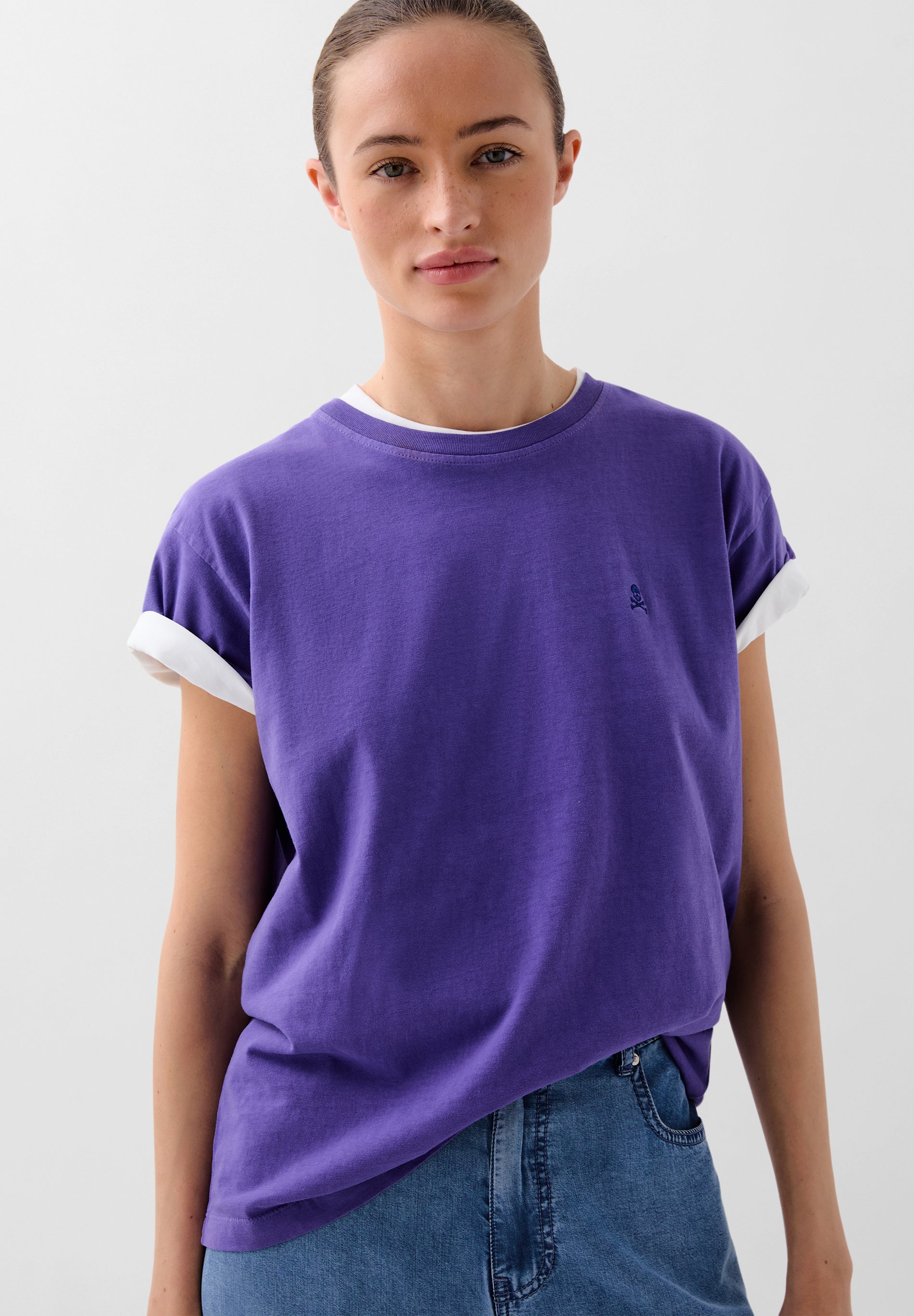 CAMISETA CALAVERA BORDADA TONO