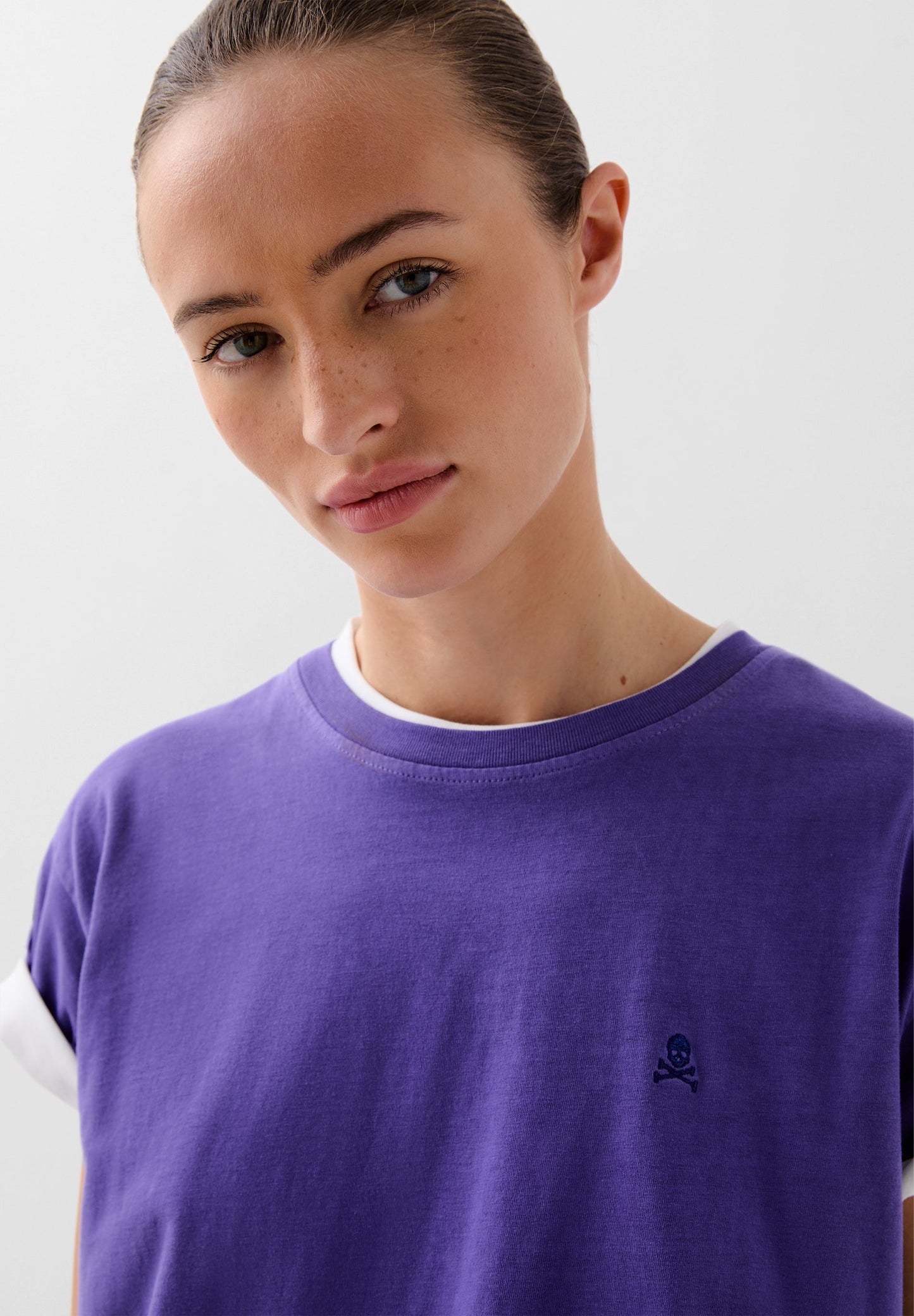 CAMISETA CALAVERA BORDADA TONO