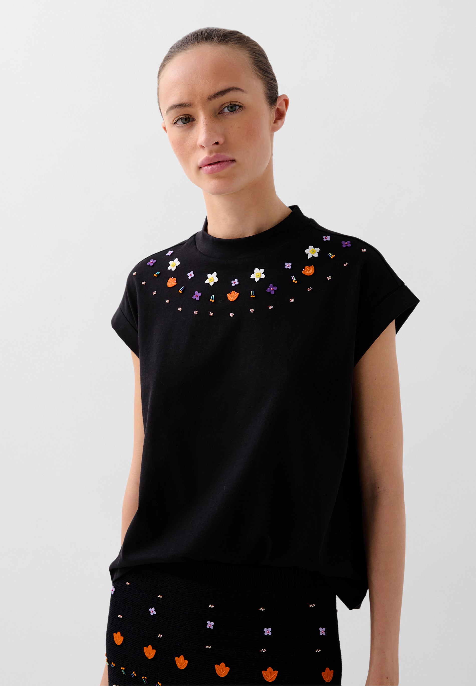 TOP CROPPED DETALLES BORDADOS