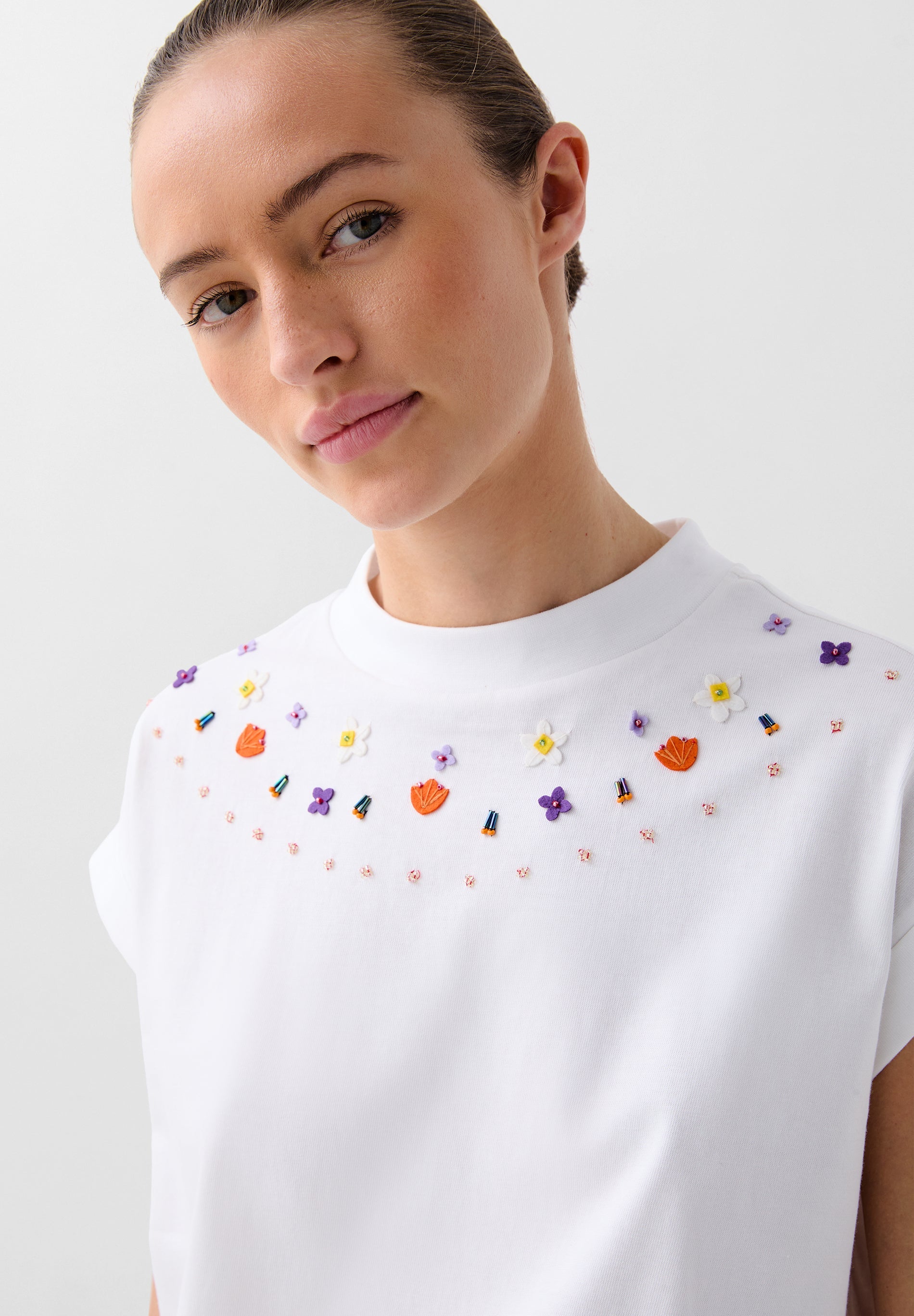 TOP CROPPED DETALLES BORDADOS