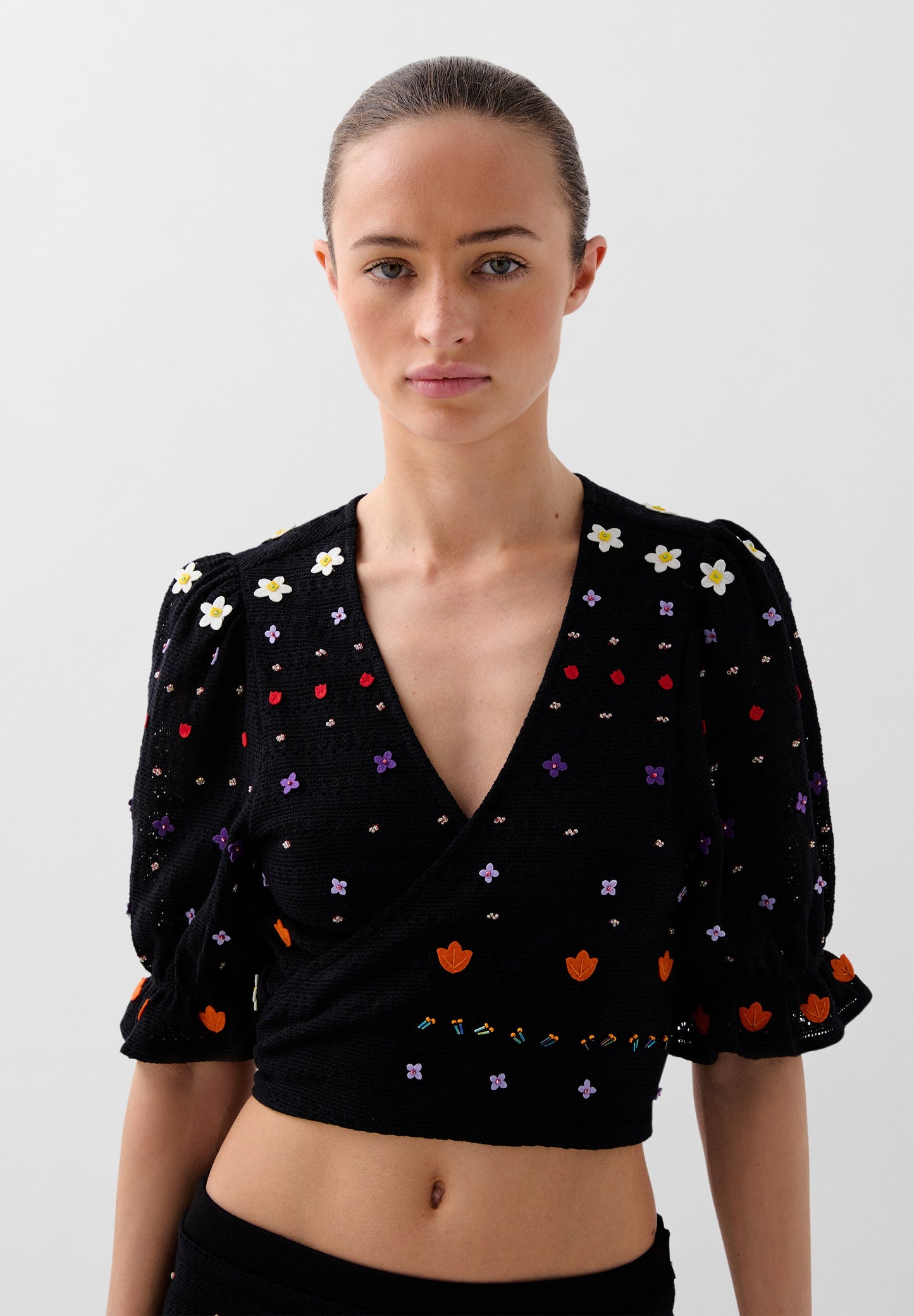 TOP MANGA ABULLONADA BORDADOS