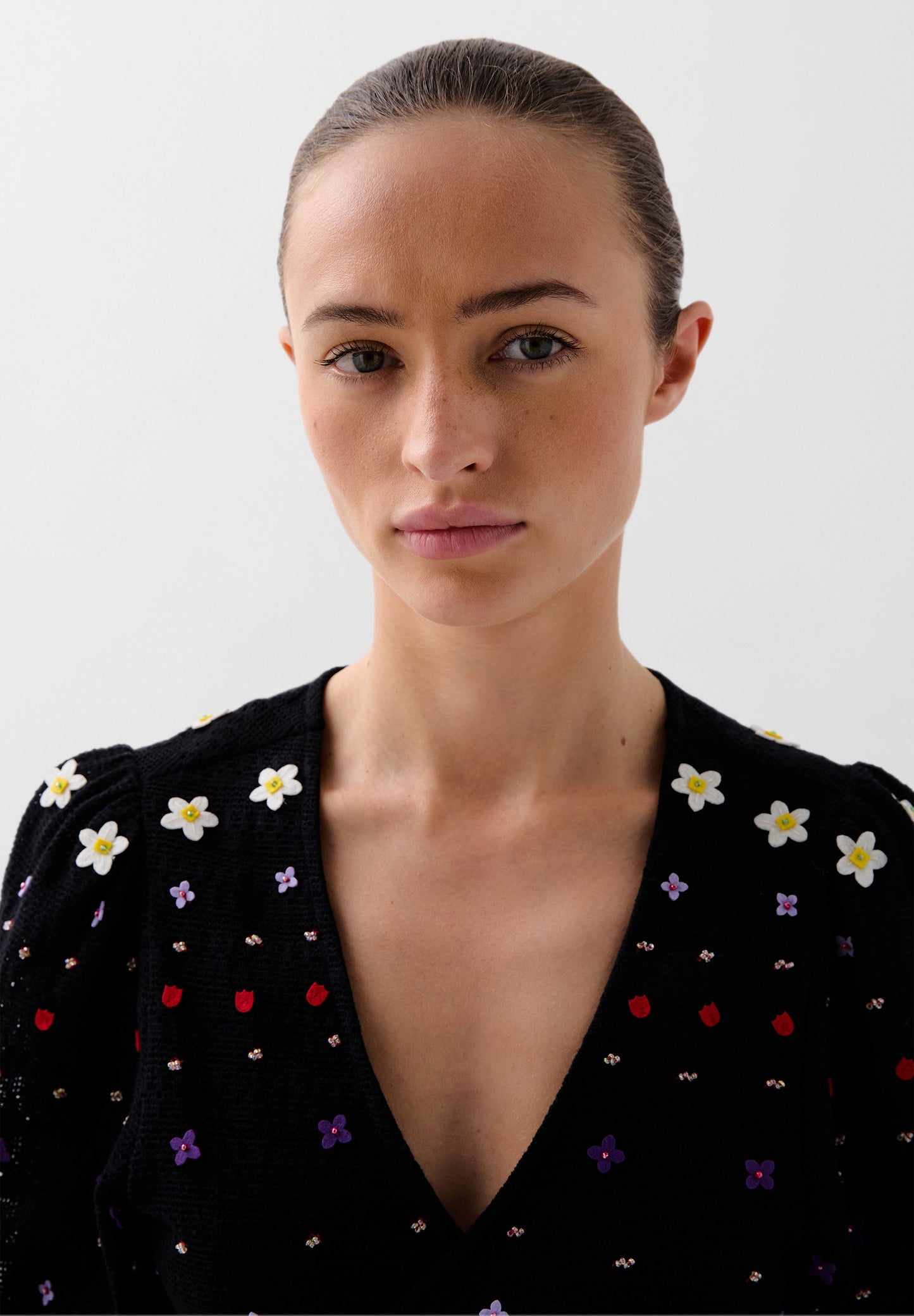 TOP MANGA ABULLONADA BORDADOS