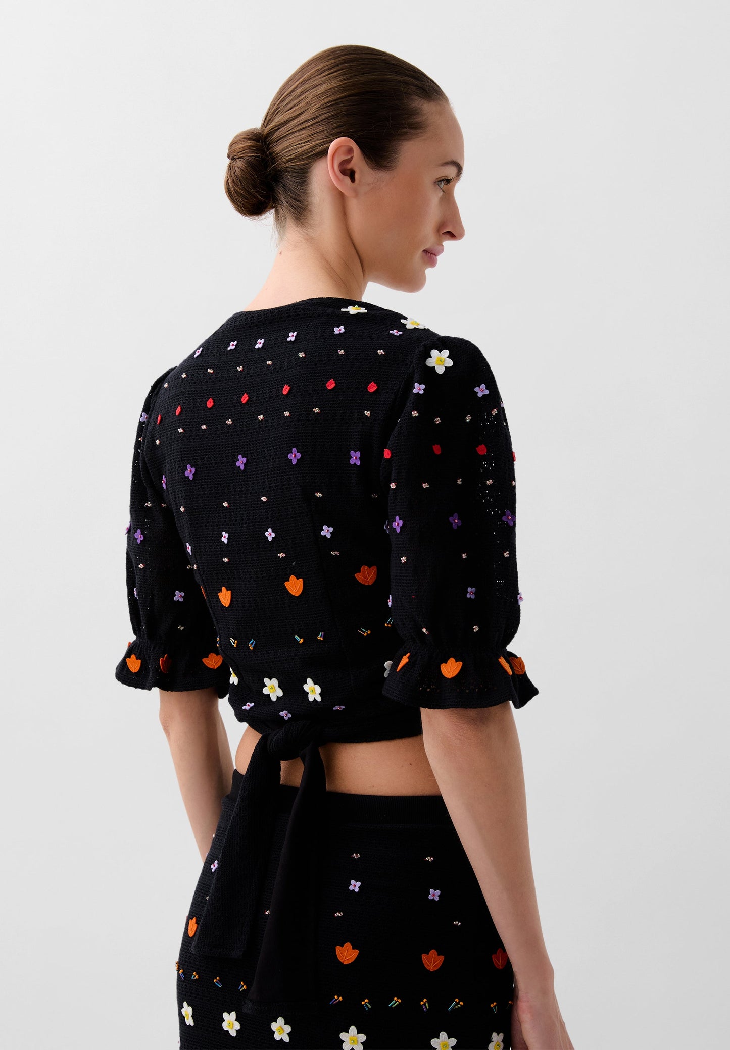 TOP MANGA ABULLONADA BORDADOS