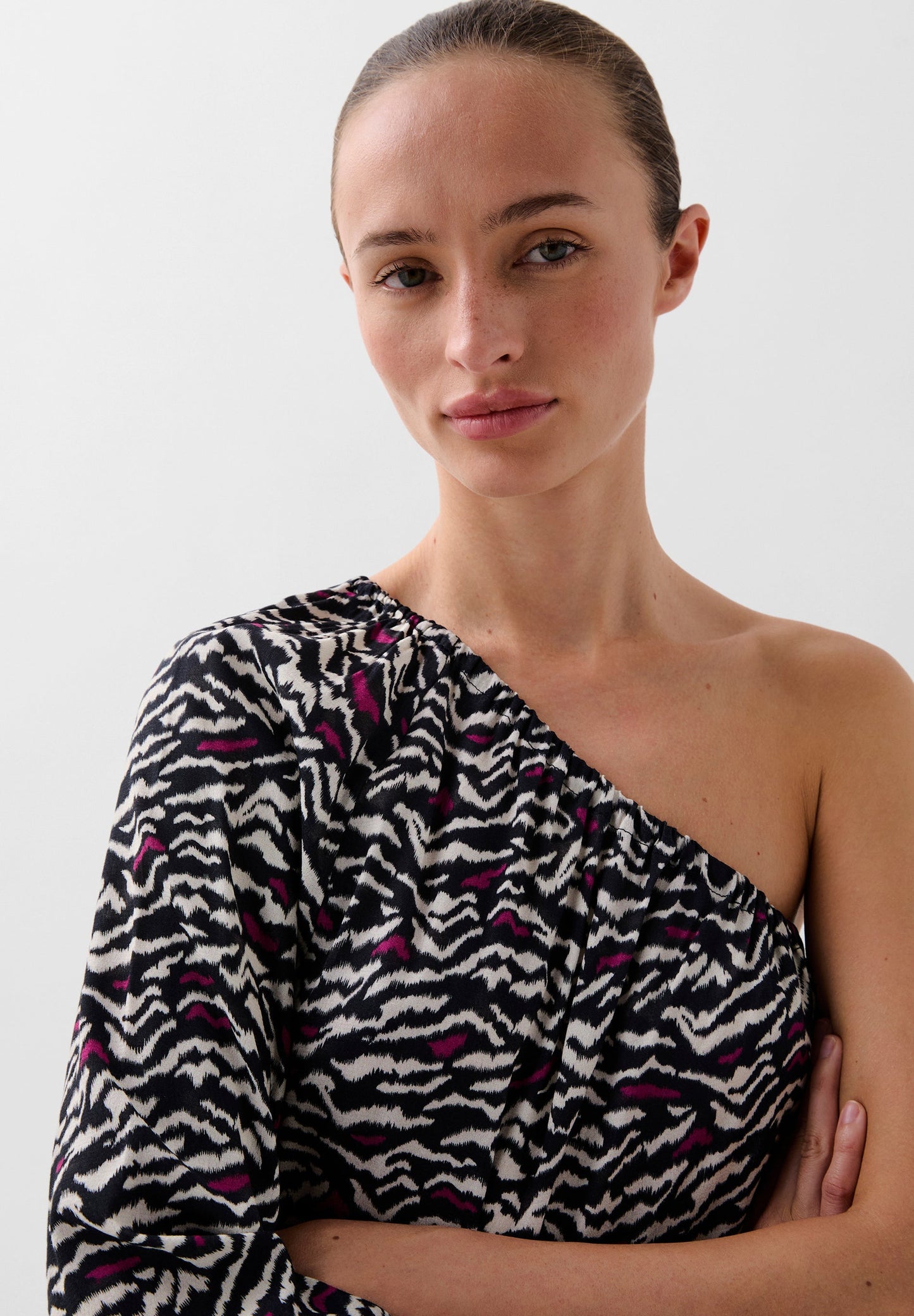 BLUSA ASIMÉTRICA ANIMAL PRINT