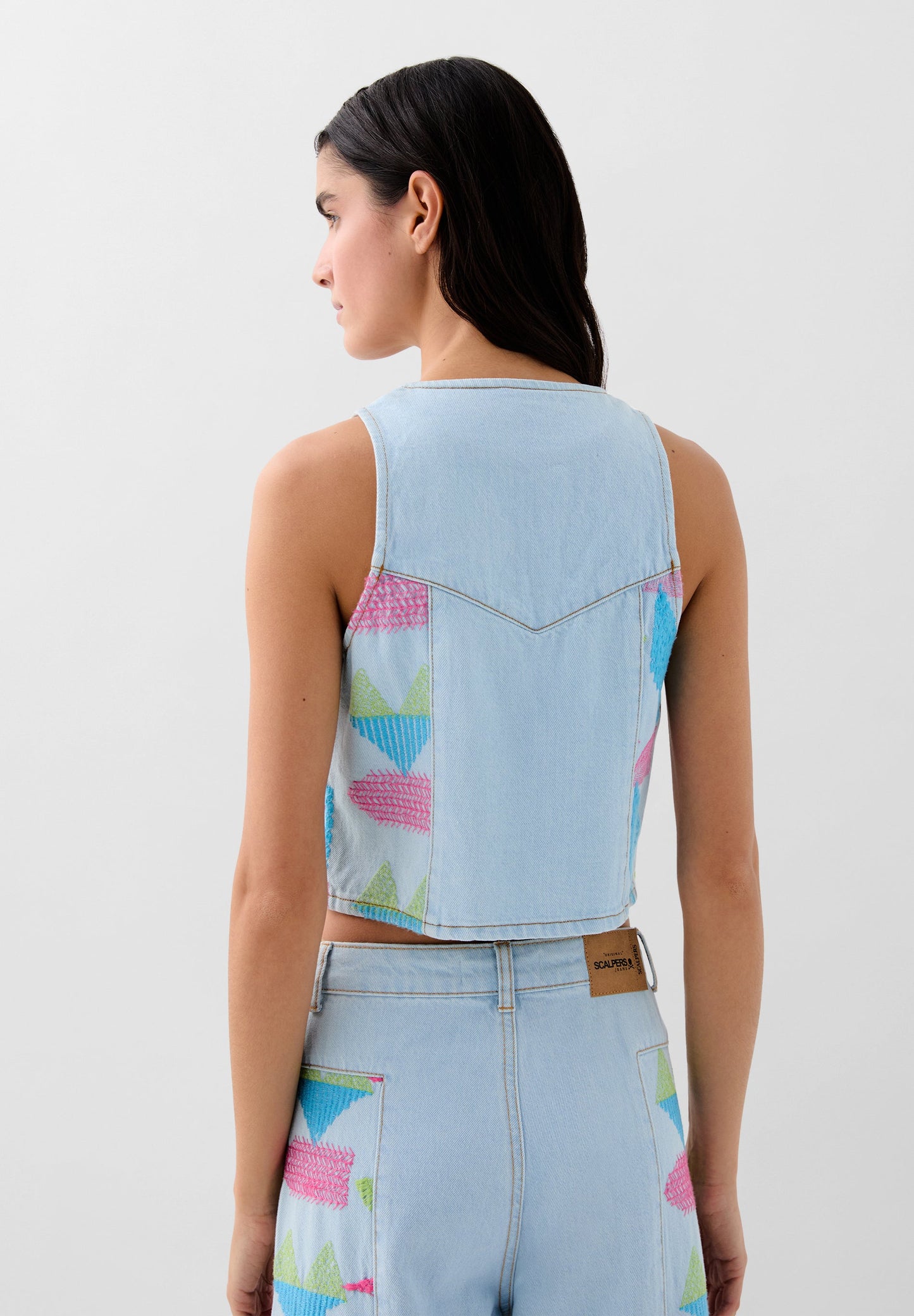 CHALECO DENIM BORDADOS TRICOLOR