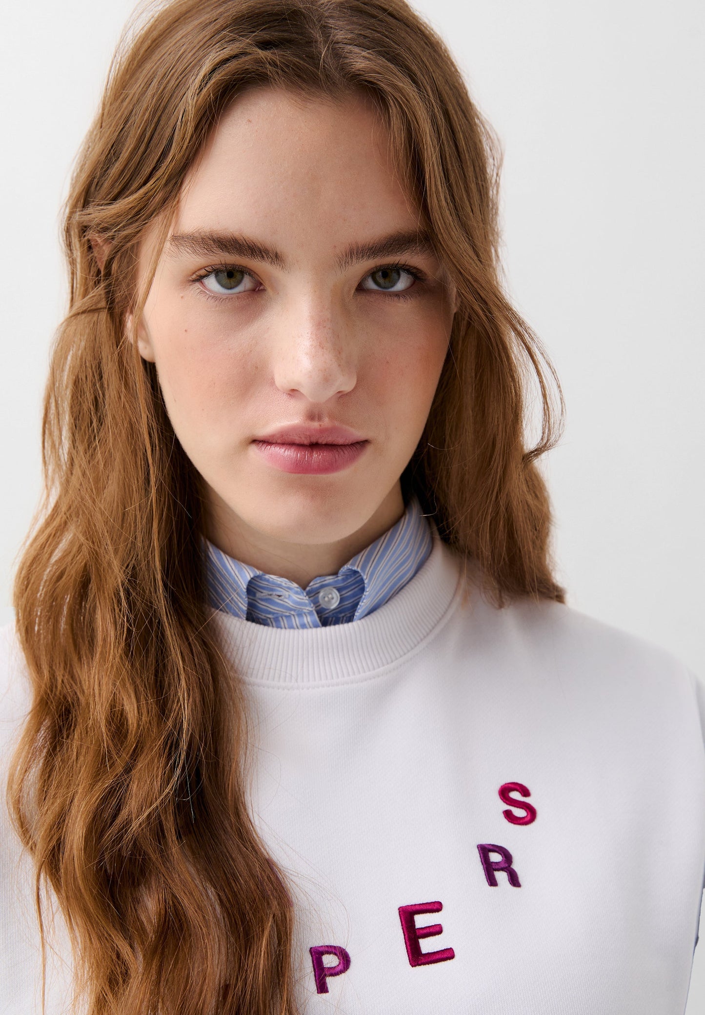SUDADERA LETRAS BORDADAS