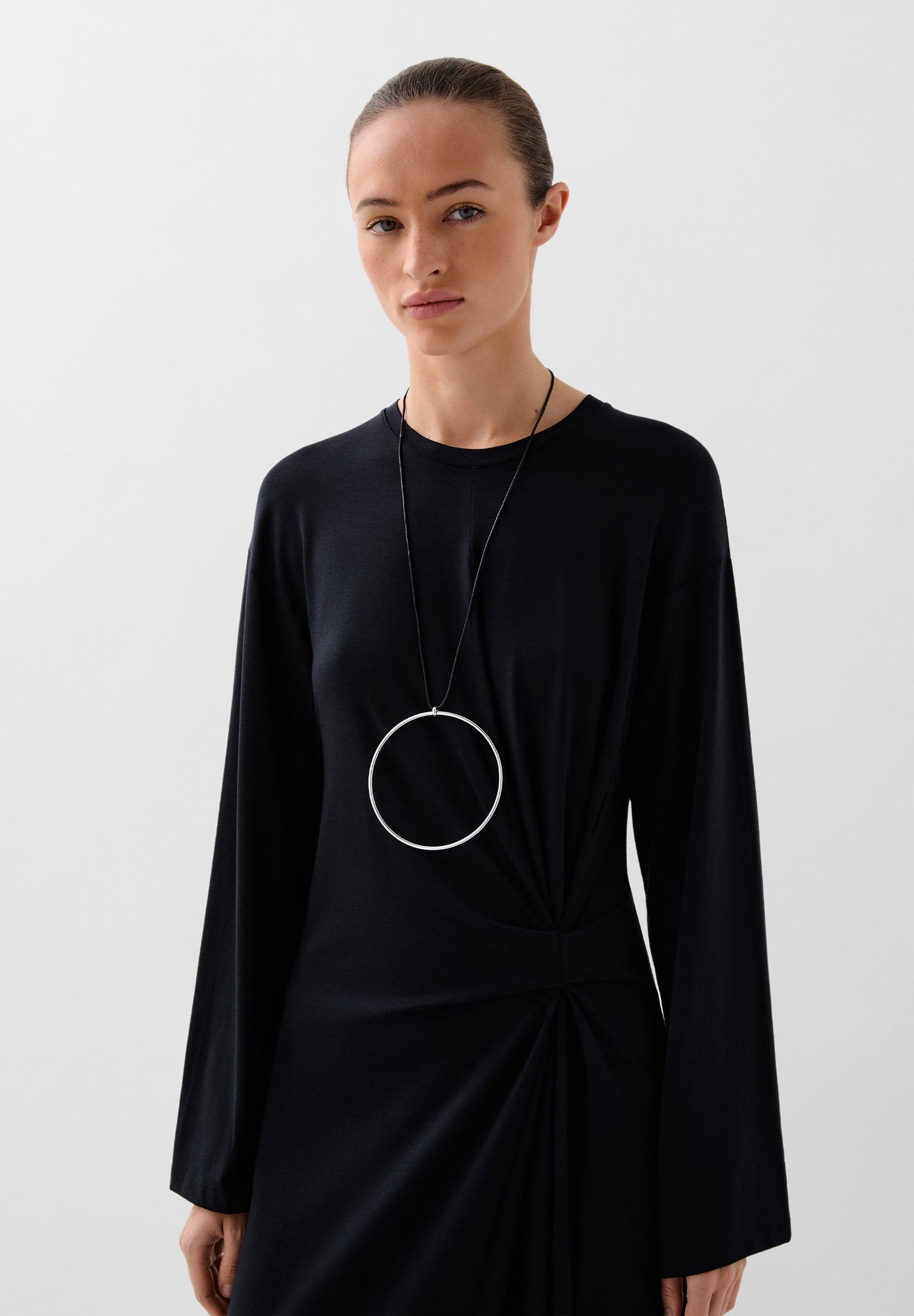 VESTIDO FLUIDO DETALLE NUDO