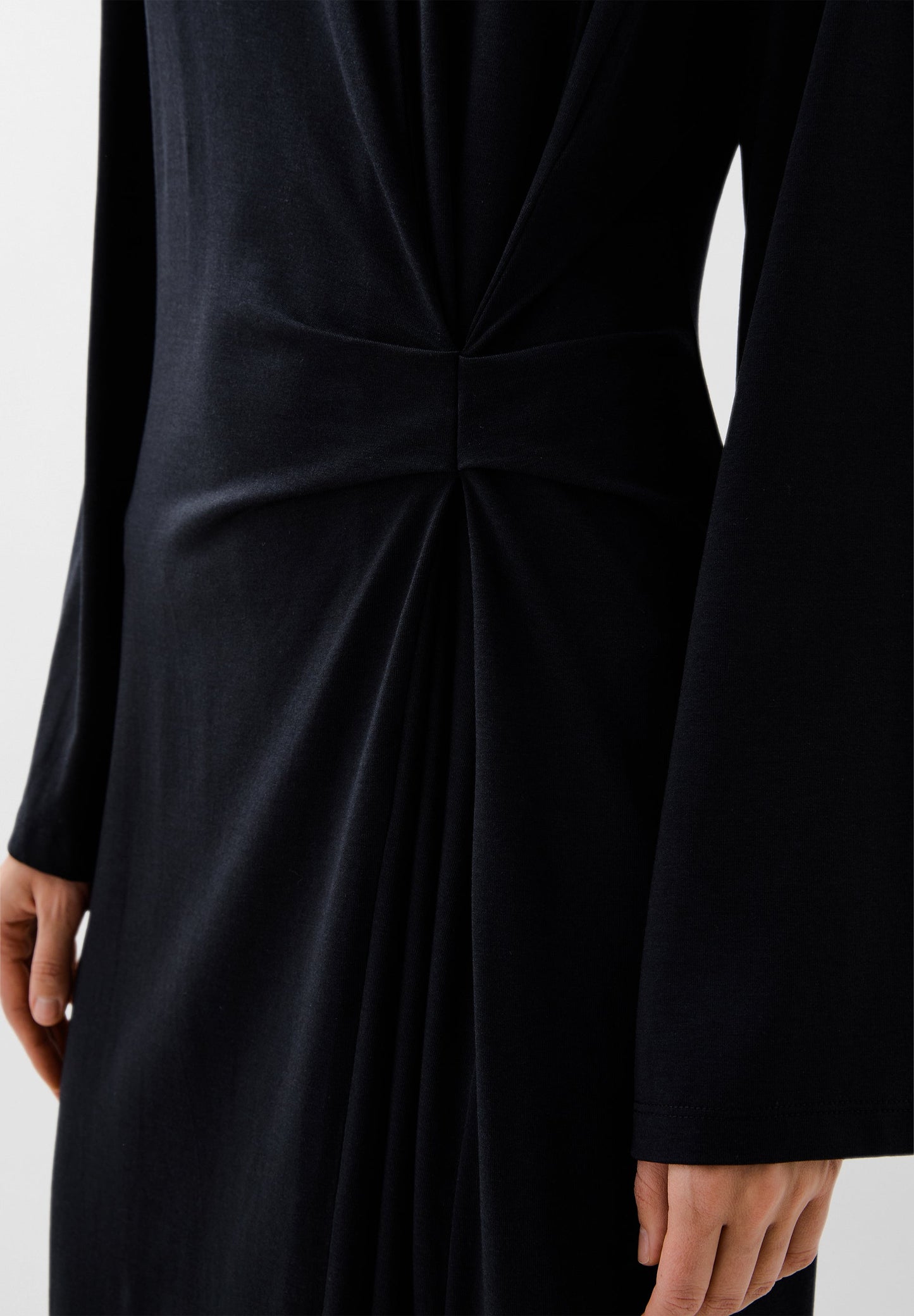 VESTIDO FLUIDO DETALLE NUDO