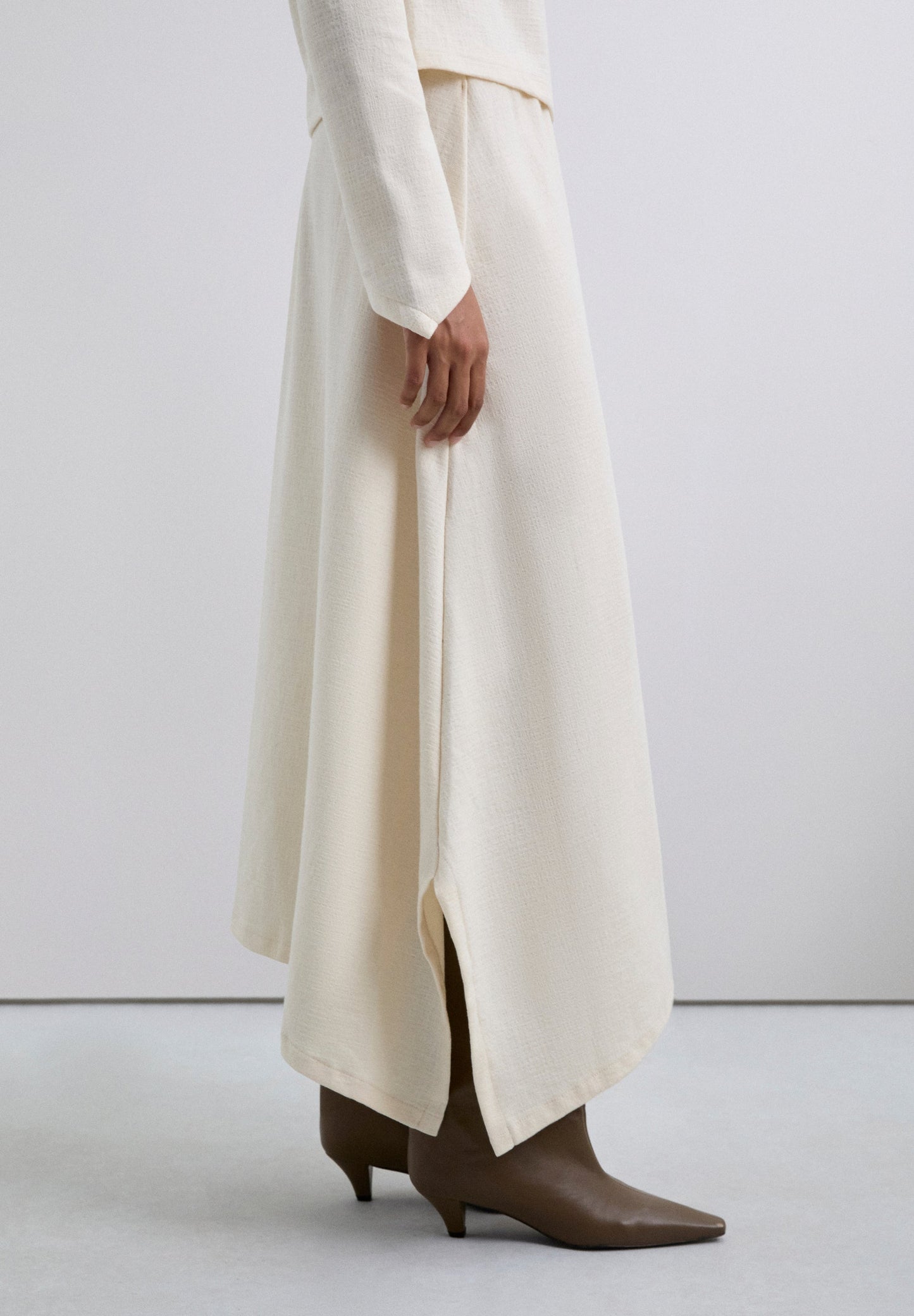 FALDA MIDI PUNTO ASIMÉTRICA