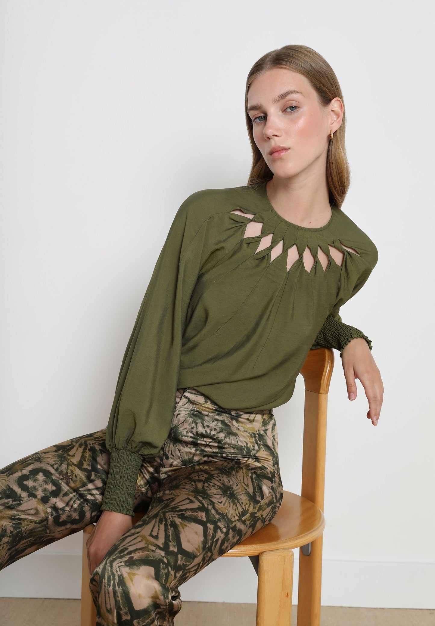 BLUSA DETALLE ABERTURAS