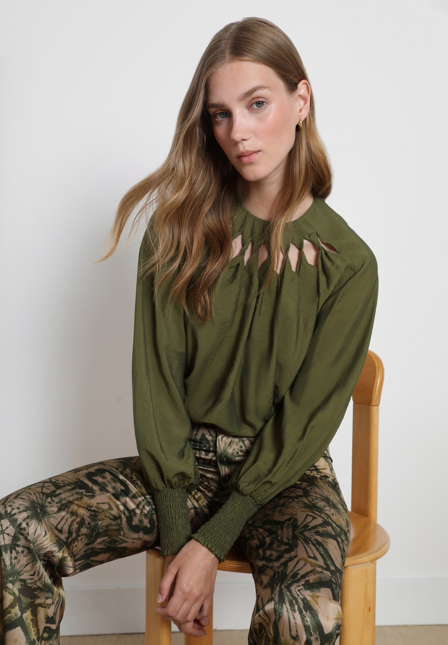 BLUSA DETALLE ABERTURAS