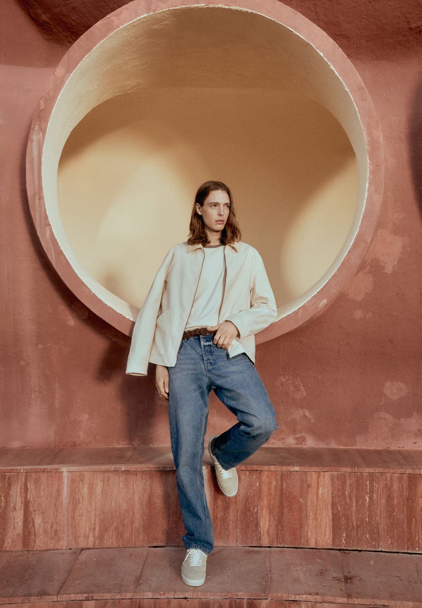 CAMISETA DETALLE CUELLO CONTRASTE